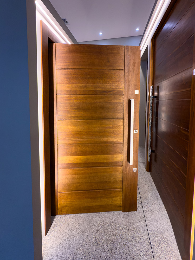 Porta Nepasi REF. 32 Maciça Cedro Arana