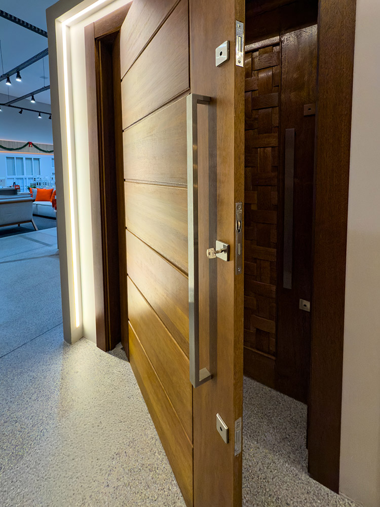Porta Nepasi REF. 32 Maciça Cedro Arana