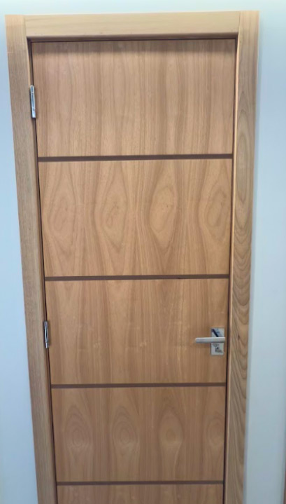 Porta 4 Frisos Laminada em Tauari