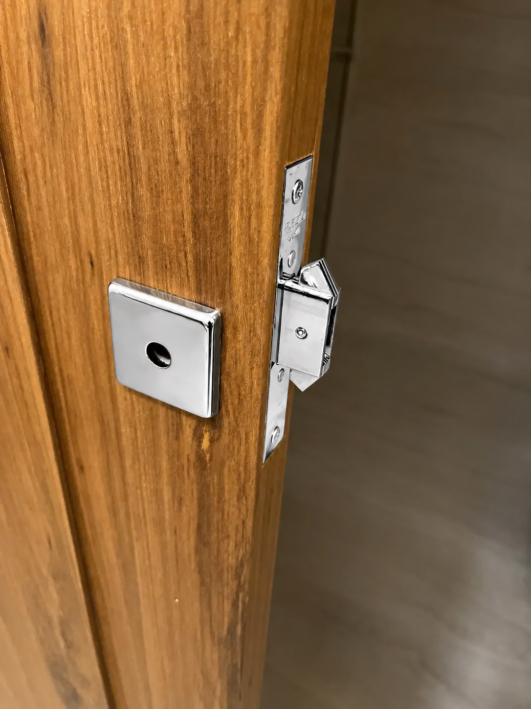 Fechadura Porta Correr Pado Inox Escovada Trava Exp Quadrada 45mm – Cromado