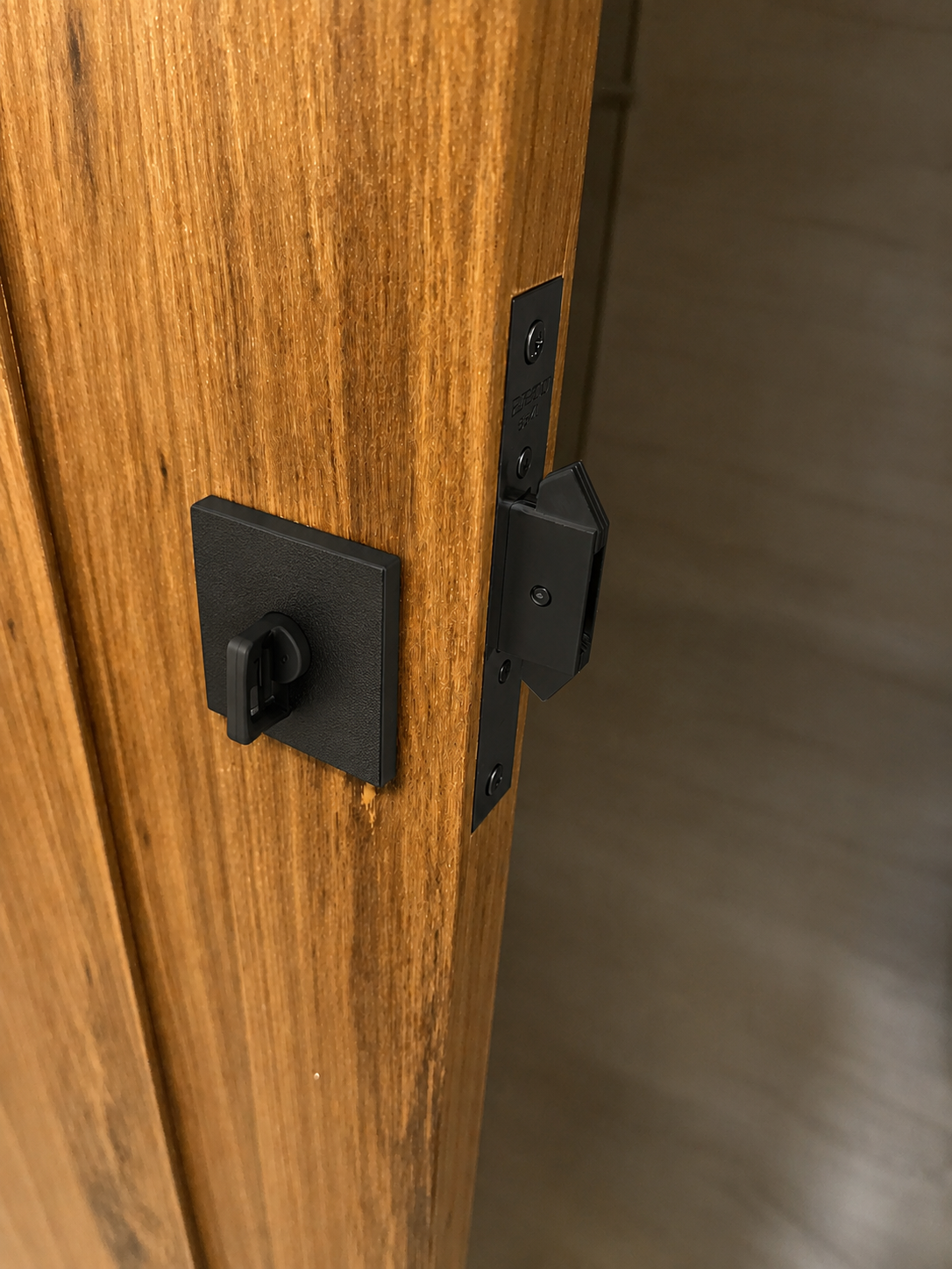 Fechadura Trava Porta Correr Banheiro WC Pado 45mm – Preto