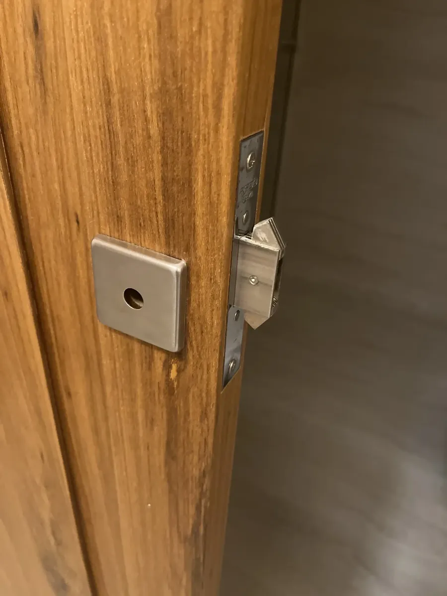 Fechadura Porta Correr Pado Inox Escovada Trava Exp Quadrada 45mm – Inox Escovado